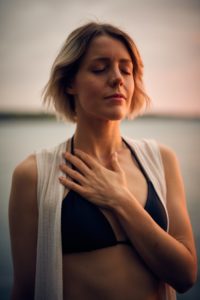 Femme qui respire au grand air